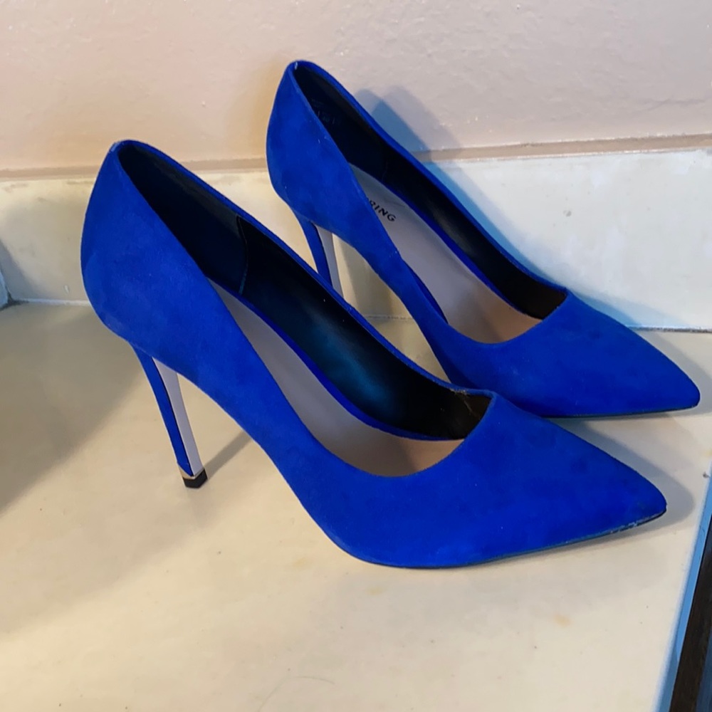 Blue pumps